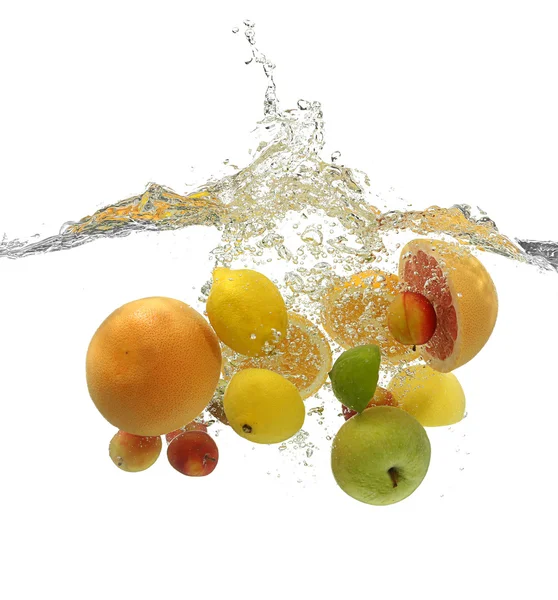 Fruits tombant dans l'eau — Photo