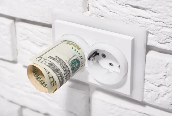 Dollar in Steckdose an weißer Wand — Stockfoto