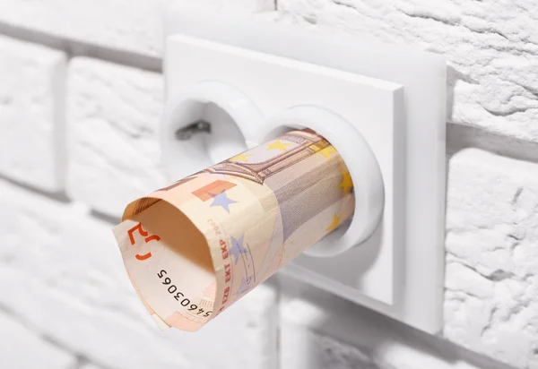 Billets en euros dans la prise — Photo