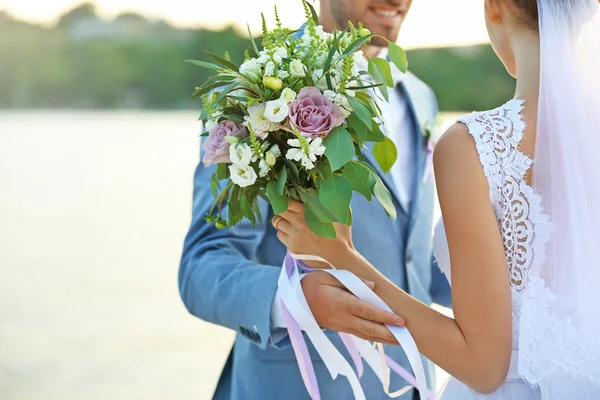 Verheugd huwelijksfeest paar — Stockfoto