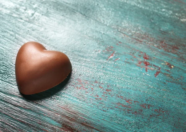 Coeur chocolat sur fond bois — Photo