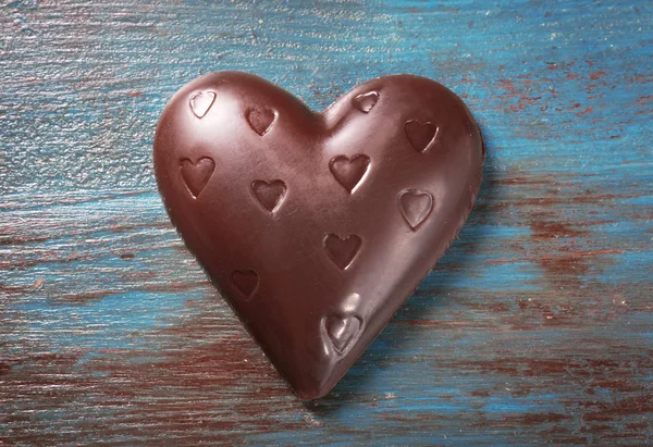 Corazón de chocolate sobre fondo de madera —  Fotos de Stock