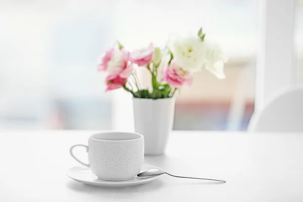 Tasse Tee mit Blumen auf dem Tisch — Stockfoto