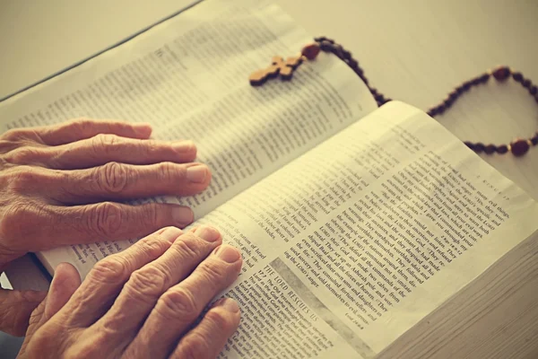 Mann liest die Bibel — Stockfoto