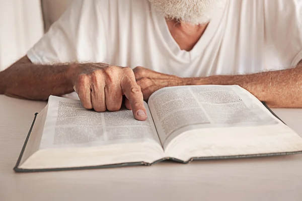 Mann liest die Bibel — Stockfoto