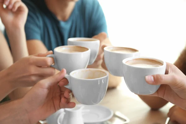 Amigos bebendo café — Fotografia de Stock