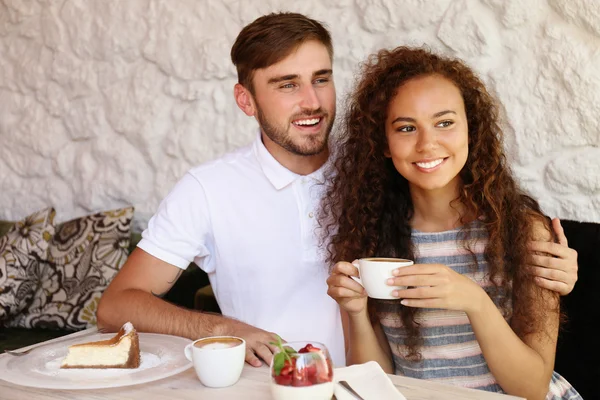 幸福的夫妻在咖啡店喝咖啡 — 图库照片