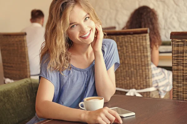 カフェでコーヒーを 杯で美しい少女 — ストック写真