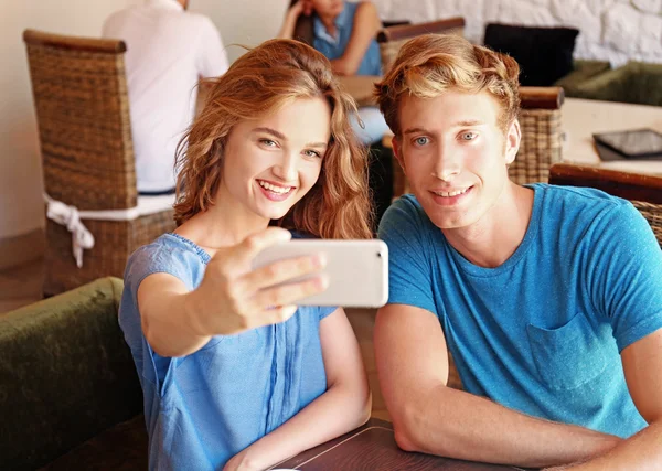 Casal Feliz Tomando Selfie Café — Fotografia de Stock