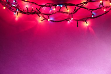 Renk arkaplanındaki Noel ışıkları