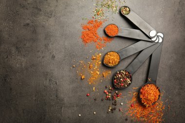 kaşık içinde farklı baharatlar 