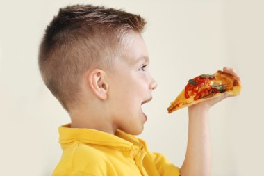 sevimli çocuk pizza yemek