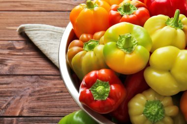 Tahta masada taze biber.