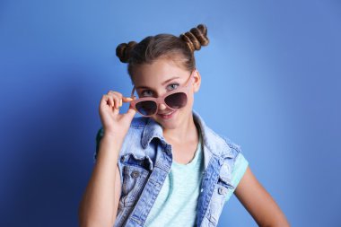 sevimli genç kız poz