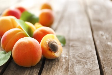 Tahta masada taze kayısılar.