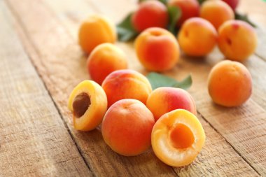 Tahta masada taze kayısılar.