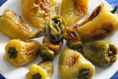 Kavrulmuş peppers ile plaka