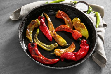 Tavada kavrulmuş peppers