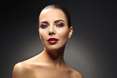 model parlak makyaj ile