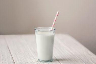 Bir bardak taze süt.