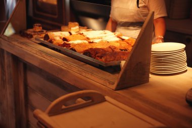 Bir kafede lezzetli strudels