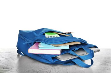 Mavi okul çantası beyaza izole edilmiş.