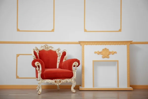 Красное кресло класса люкс в светлом интерьере — стоковое фото