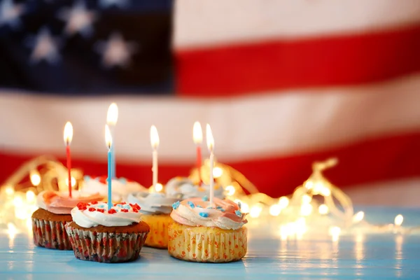 Cupcakes sur fond flou drapeau américain — Photo