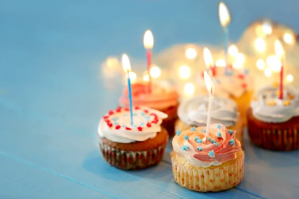 Cupcakes con velas sobre una mesa — Foto de Stock