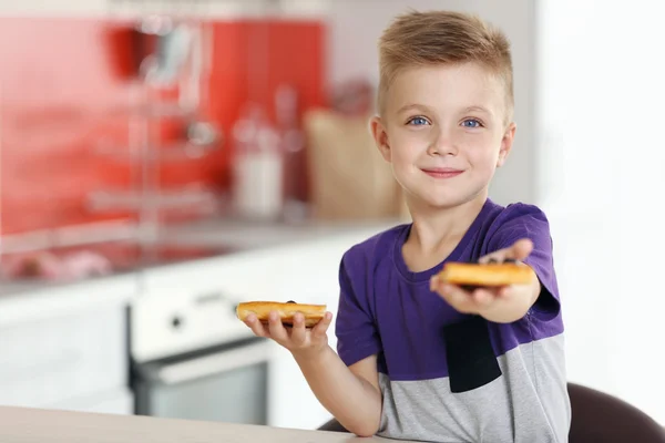 かわいい男の子のピザを食べる — ストック写真