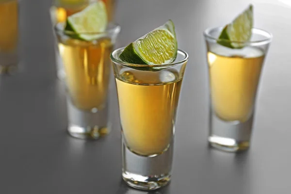 Tequila de oro con lima — Foto de Stock