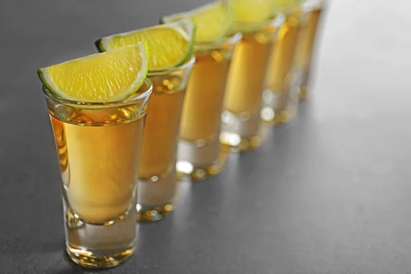 Zlatá tequila s limetkou — Stock fotografie