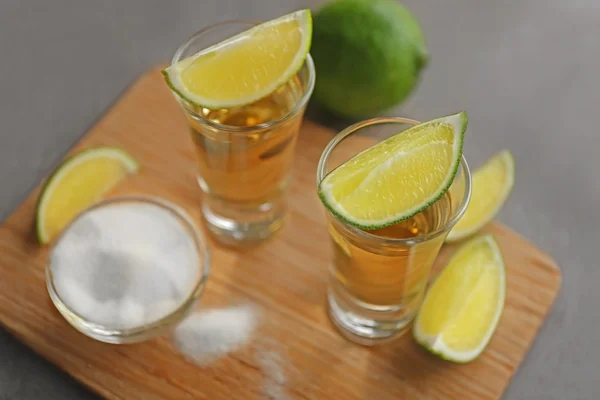 Tequila de ouro com limão — Fotografia de Stock