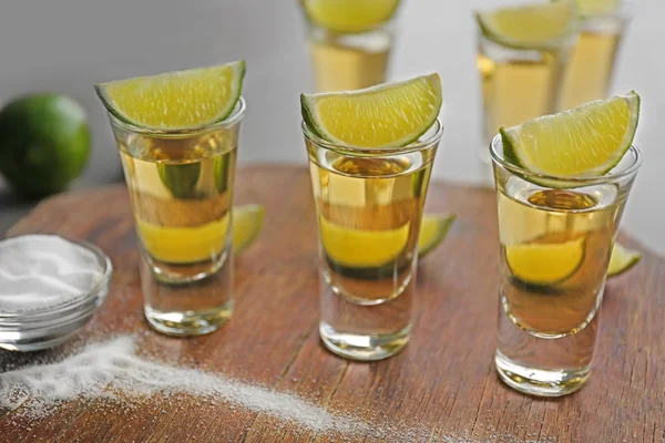 Zlatá tequila s limetkou — Stock fotografie