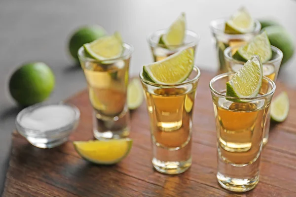 Gold tequila with lime — Stock Photo, Image