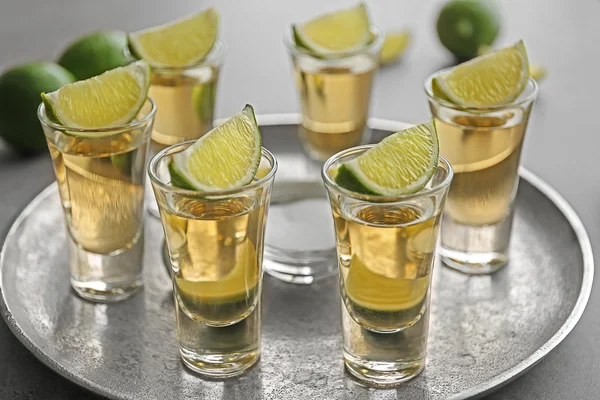 Tequila de ouro com limão — Fotografia de Stock