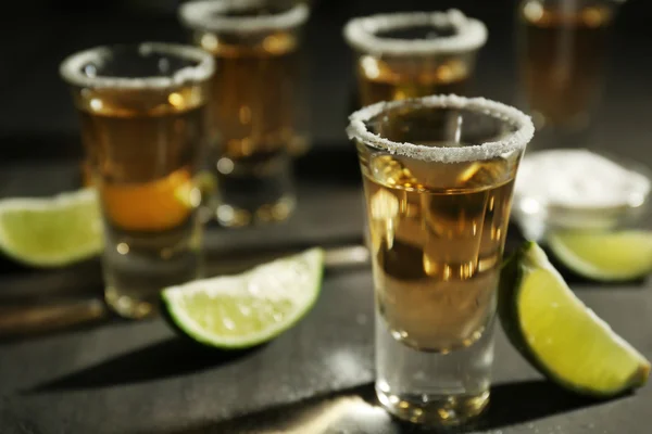 Tequila de ouro com limão — Fotografia de Stock