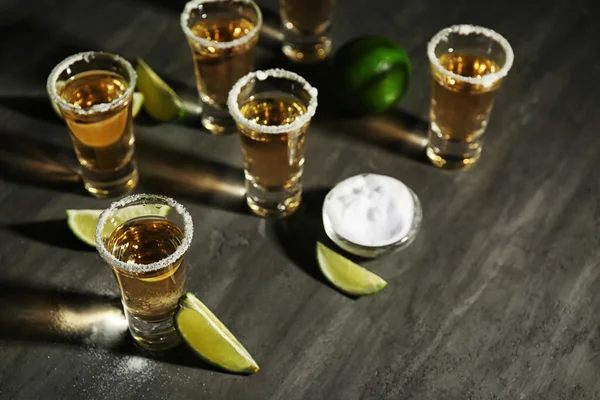 Tequila de ouro com limão — Fotografia de Stock