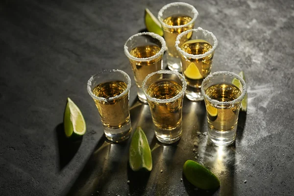 Gold Tequila mit Limette — Stockfoto