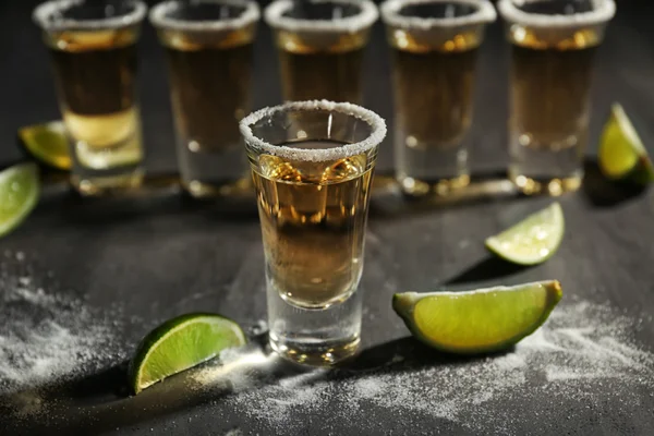 Gold Tequila mit Limette — Stockfoto