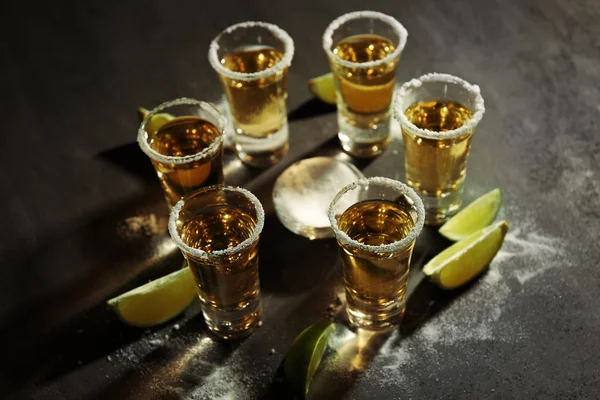 Tequila de ouro com limão — Fotografia de Stock