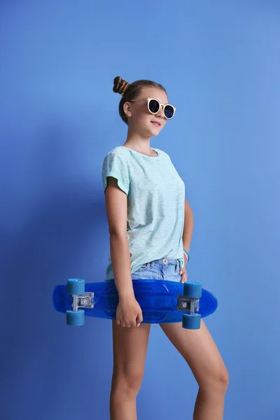 Menina bonito com skate posando — Fotografia de Stock