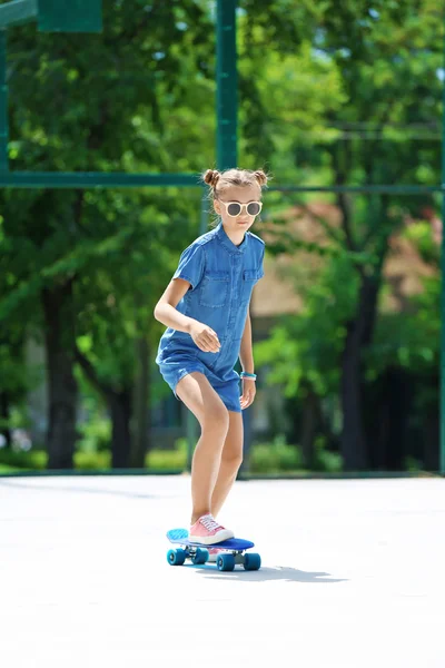 少女乗馬スケート ボード — ストック写真
