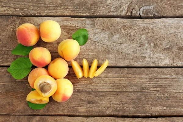 Abricots frais sur table en bois — Photo