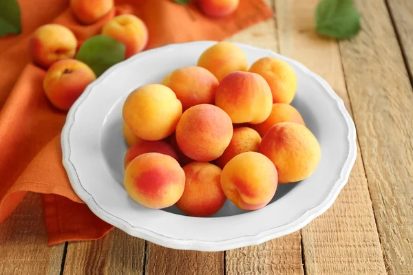 Свежие абрикосы на тарелке — стоковое фото