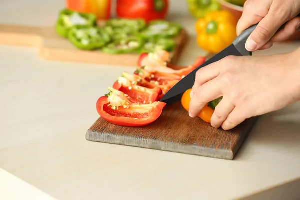 Frau bereitet Paprika zu — Stockfoto