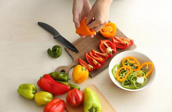 Donna preparazione peperoni — Foto Stock