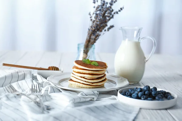 Leckere Pfannkuchen mit Blaubeeren — Stockfoto