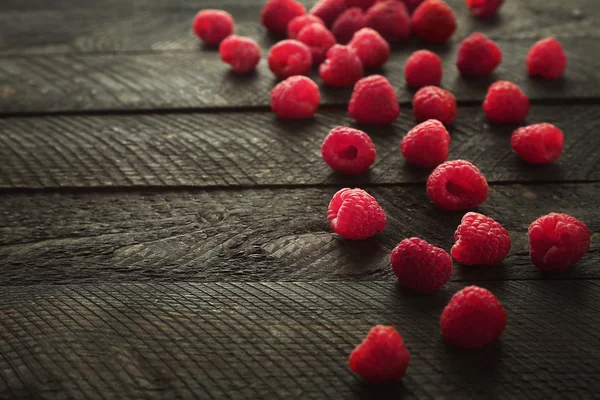 Spridda färska hallon på trä bakgrund — Stockfoto