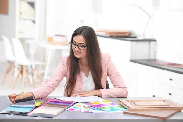 Hermosa diseñadora femenina — Foto de Stock